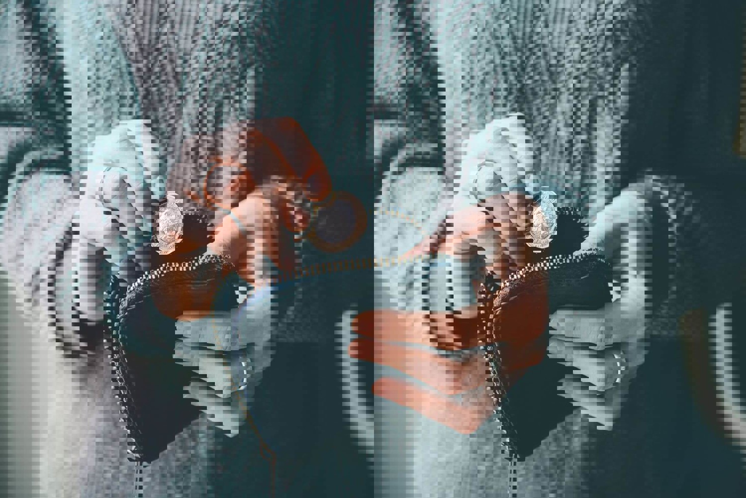 Putting money in a purse